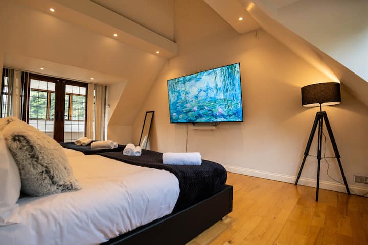 Dormitorio 4 / Sala de cine