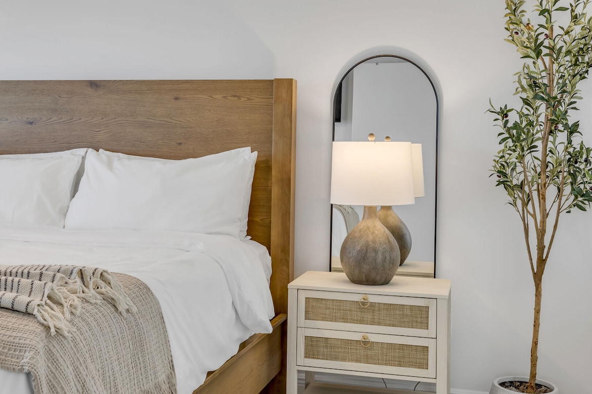 พักผ่อนในห้องนอนใหญ่ที่ปรับปรุงใหม่ด้วยสไตล์ร่วมสมัย