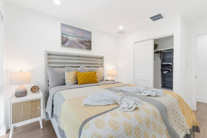 "אזהרה: כניסה לחדר השינה הזה עלולה להוביל לאובססיה לא בריאה לצ'אטים בשעות הלילה המאוחרות, למרתוני הסרטים ולרדוף אחרי בלוז ביום שני עם שמיכה נוחה וכוס שוקו חם ."