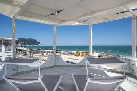 M447 - Marcelli, sea front apartment with pool