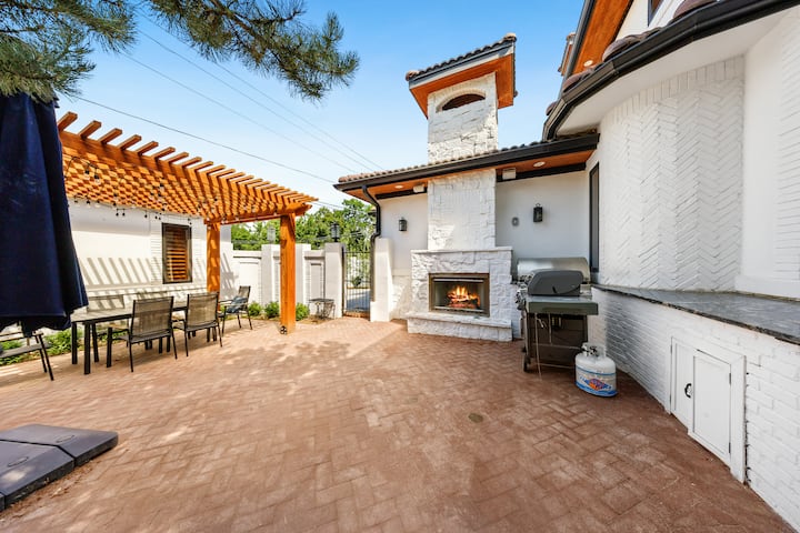 Back yard with al fresco dining and BBQ