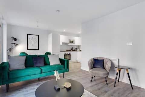 Spacious 2 Bed Flat In Birmingham With Parking