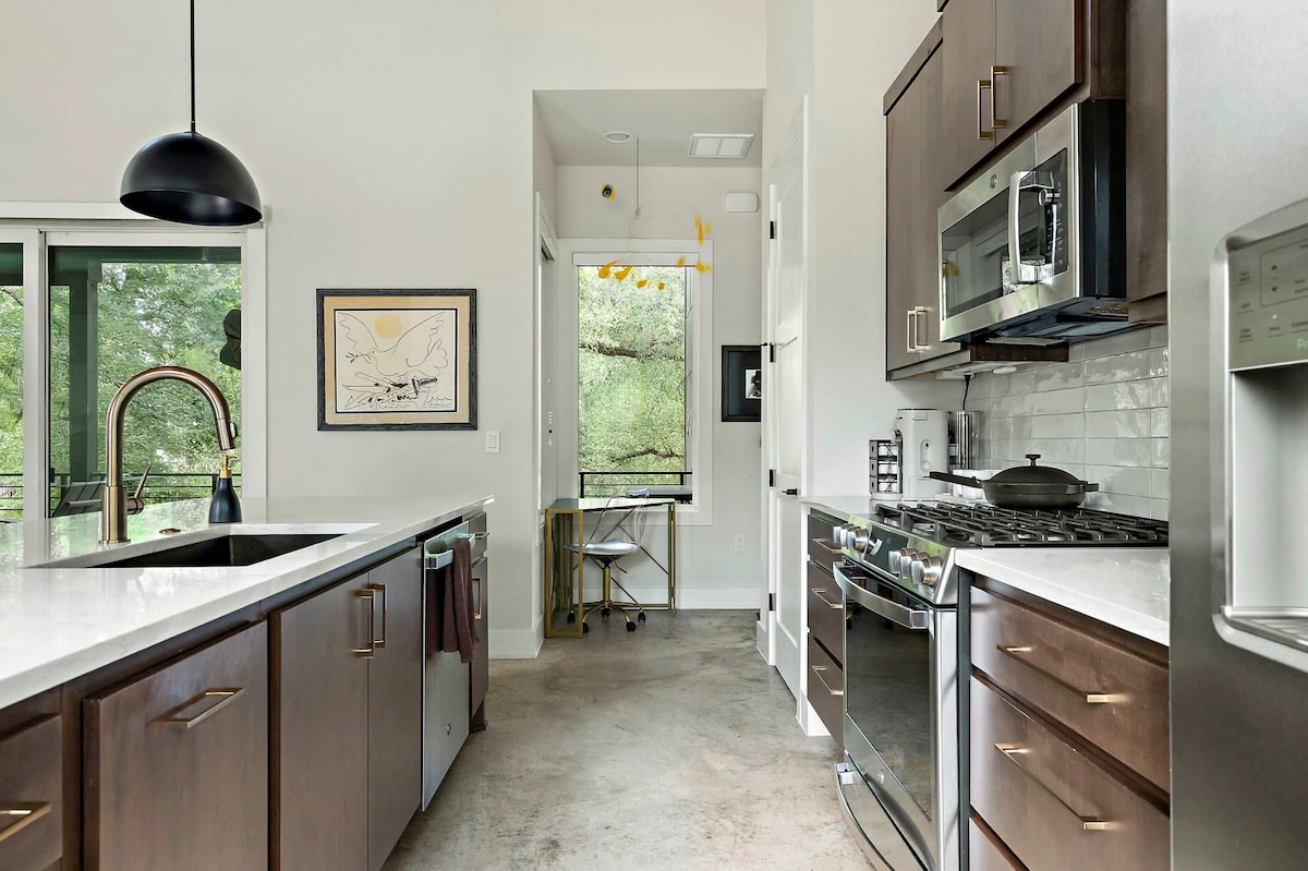 Stylish East Austin Home | 2BR | BBQ | Near DT ATX