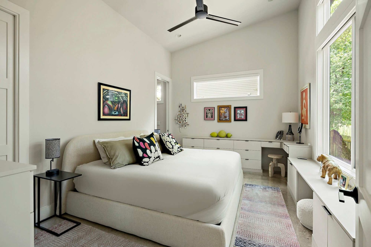 Stylish East Austin Home | 2BR | BBQ | Near DT ATX