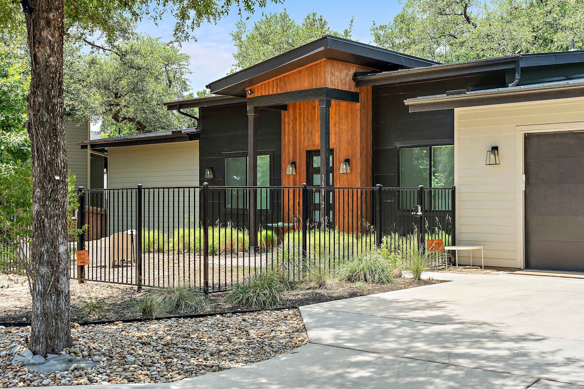 Stylish East Austin Home | 2BR | BBQ | Near DT ATX