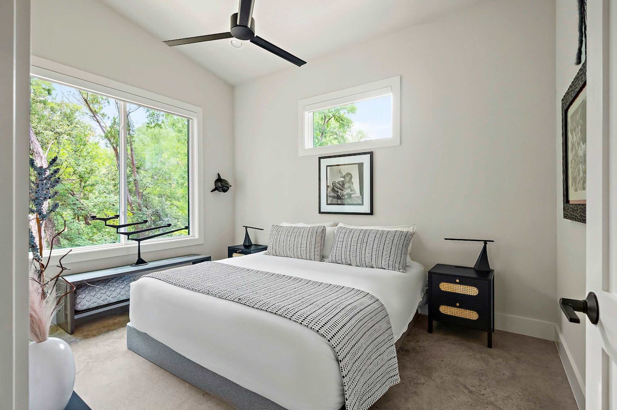 Stylish East Austin Home | 2BR | BBQ | Near DT ATX