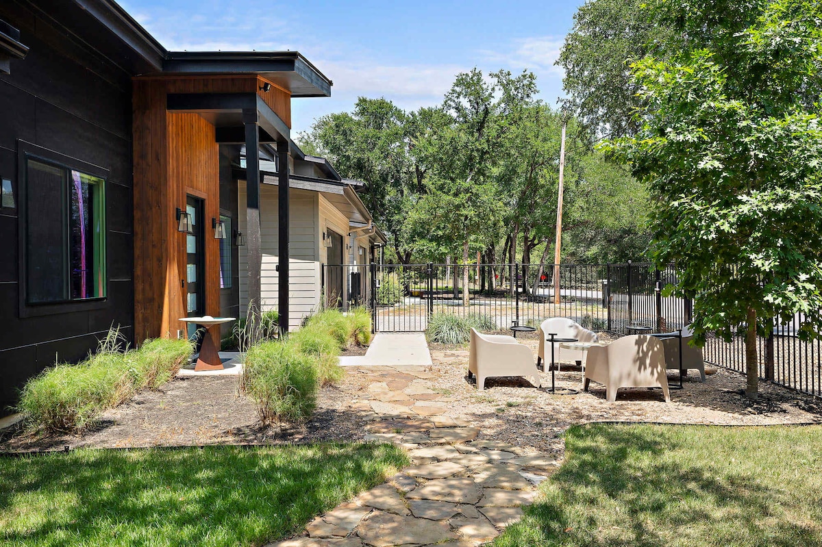 Stylish East Austin Home | 2BR | BBQ | Near DT ATX
