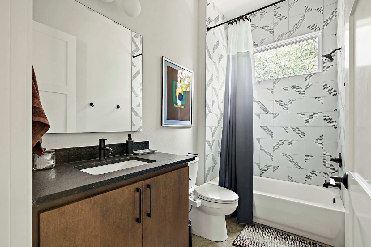 Stylish East Austin Home | 2BR | BBQ | Near DT ATX