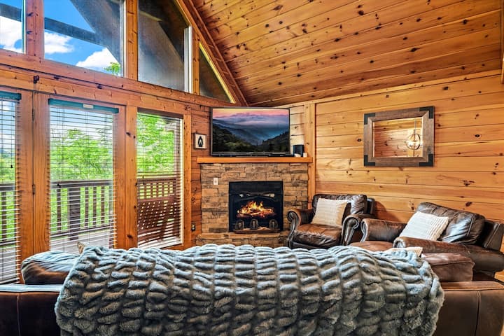 5br Gatlinburg Escape | Hot Tub  Games  Theater - Gatlinburg, TN