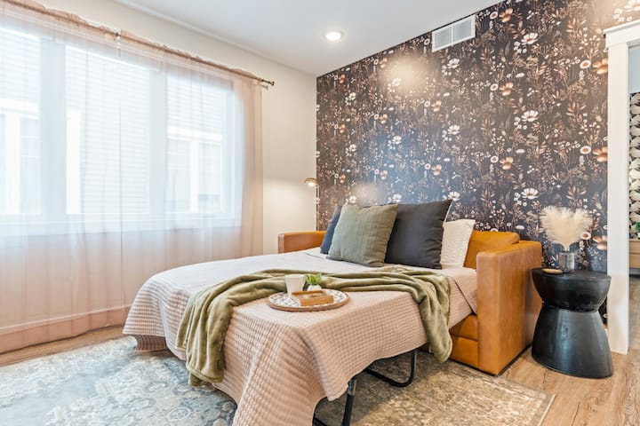 Despiértate renovado en un elegante sofá cama tamaño queen