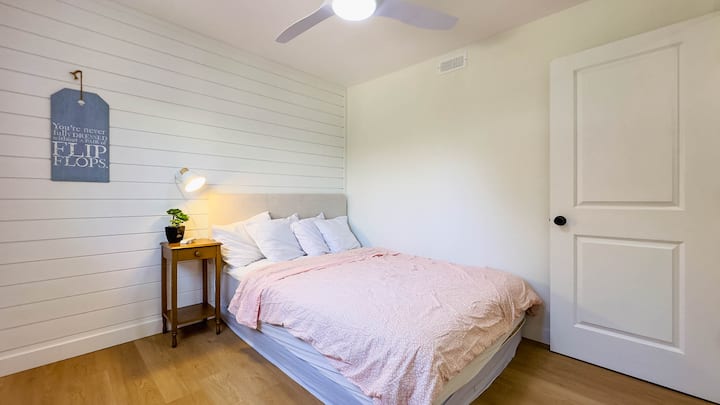 El dormitorio 3 con cama tamaño queen está frente al baño.