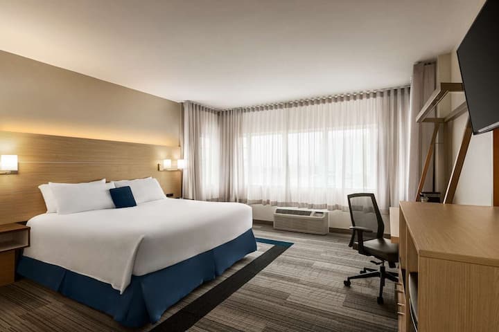 Unit with King bed. Exact unit will be assigned upon arrival. Views, colors, and decor may vary.