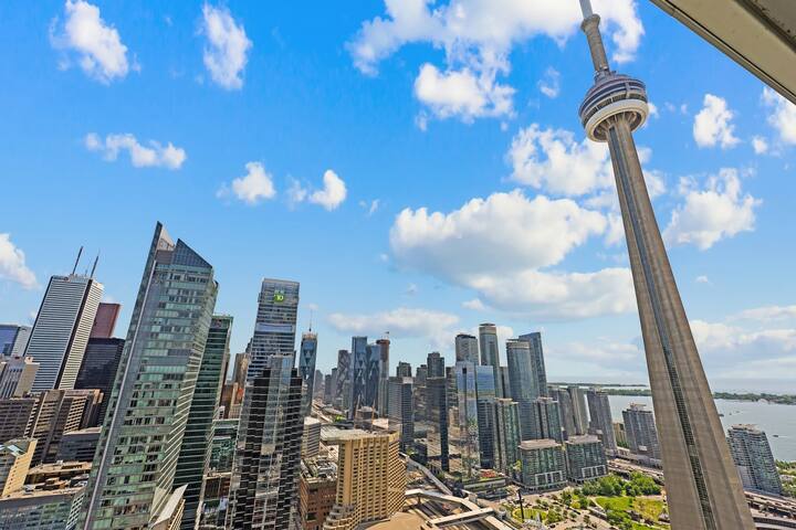 Downtown 3BR Condo | CN Tower & Lake Views! gallery image 5