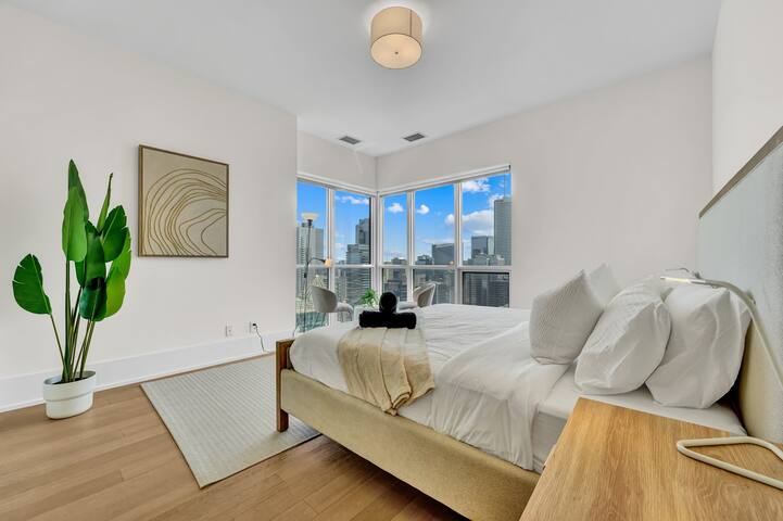 Downtown 3BR Condo | CN Tower & Lake Views! gallery image 3