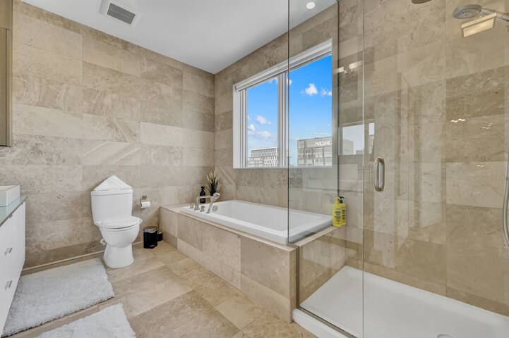 Downtown 3BR Condo | CN Tower & Lake Views! gallery image 4