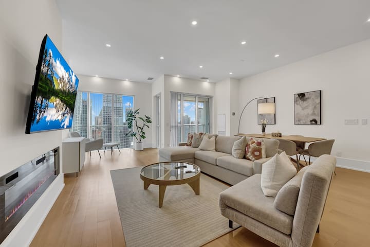 Downtown 3BR Condo | CN Tower & Lake Views! gallery image 2