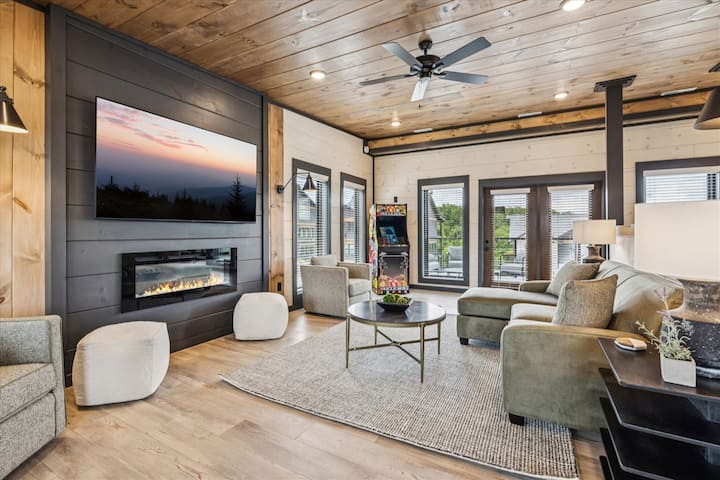 „Zhromaždite sa okolo krbu v našej priestrannej obývačke, kde sa pohodlie stretáva s eleganciou.“