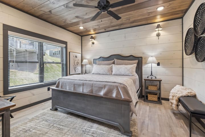 „Ubytujte sa v luxusných apartmánoch s manželskou posteľou a užite si pokojné noci a ráno.“