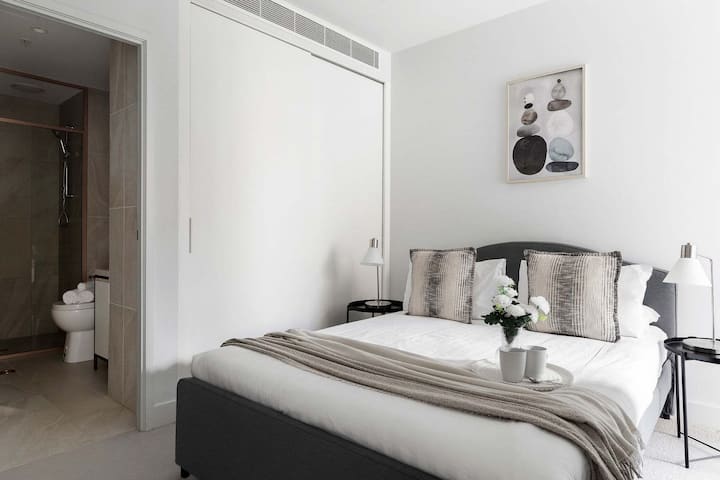 A Cozy 2BR Apt Right on Buzzing Chapel Street