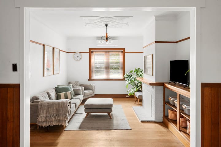 Charming 1930s Cottage Retreat I Pet Friendly Esca