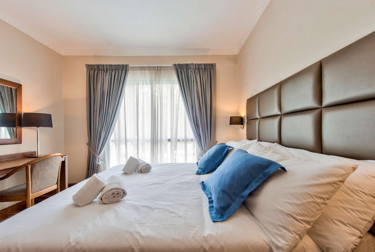 تحتوي غرفة النوم هذه على سرير مزدوج وإمكانية الدخول إلى شرفة.