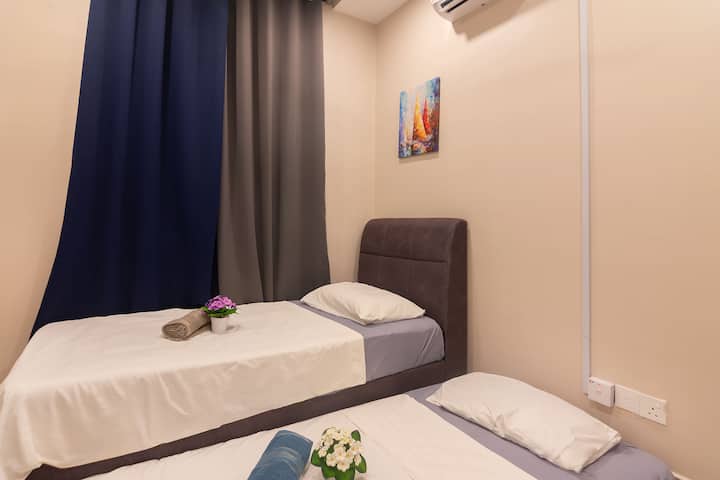 El tercer dormitorio con una cama de un solo tamaño, colchón de piso de un solo tamaño y almohadas de felpa.