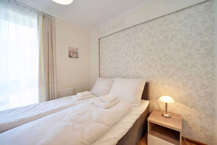 Модерниот дизајн на спалната соба обезбедува удобен престој. 