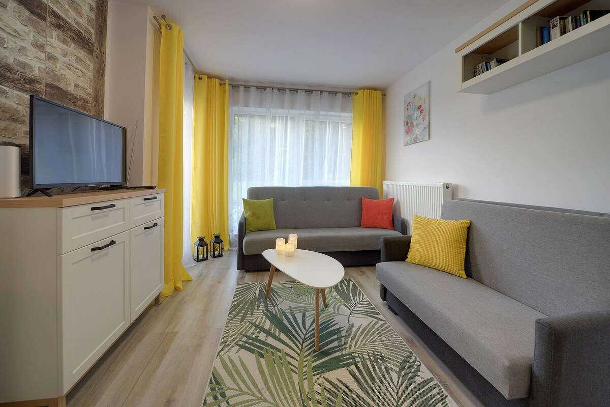 ห้องนั่งเล่นพร้อมโซฟาและทีวีที่สะดวกสบาย 