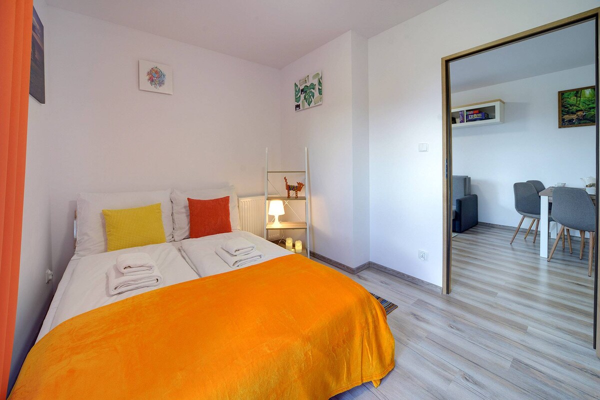 เตียงคู่ที่สะดวกสบายในห้องนอน 