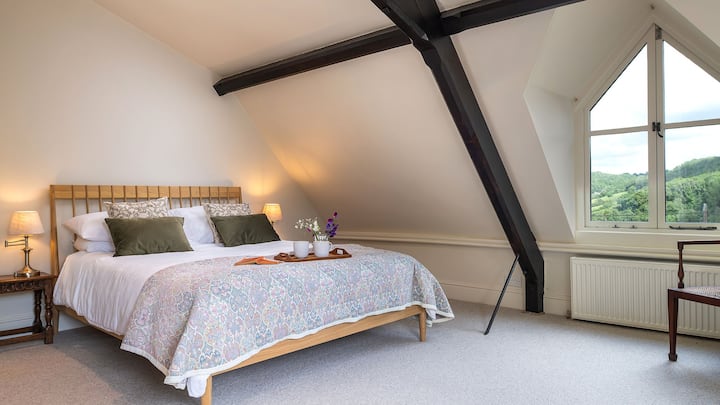 سرير بحجم كينج يقع تحت عوارض مكشوفة