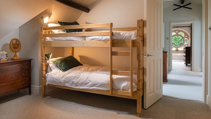يوجد سرير بطابقين للضيوف الأصغر سنًا