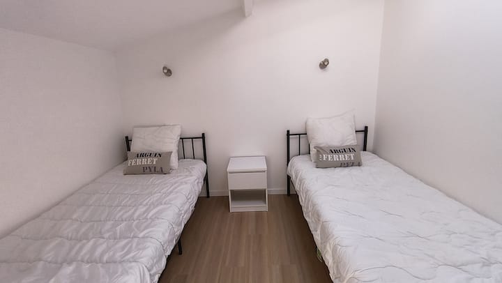 Chumba cha 2 cha kulala chenye vitanda vya sentimita 90, kiyoyozi na kabati la nguo