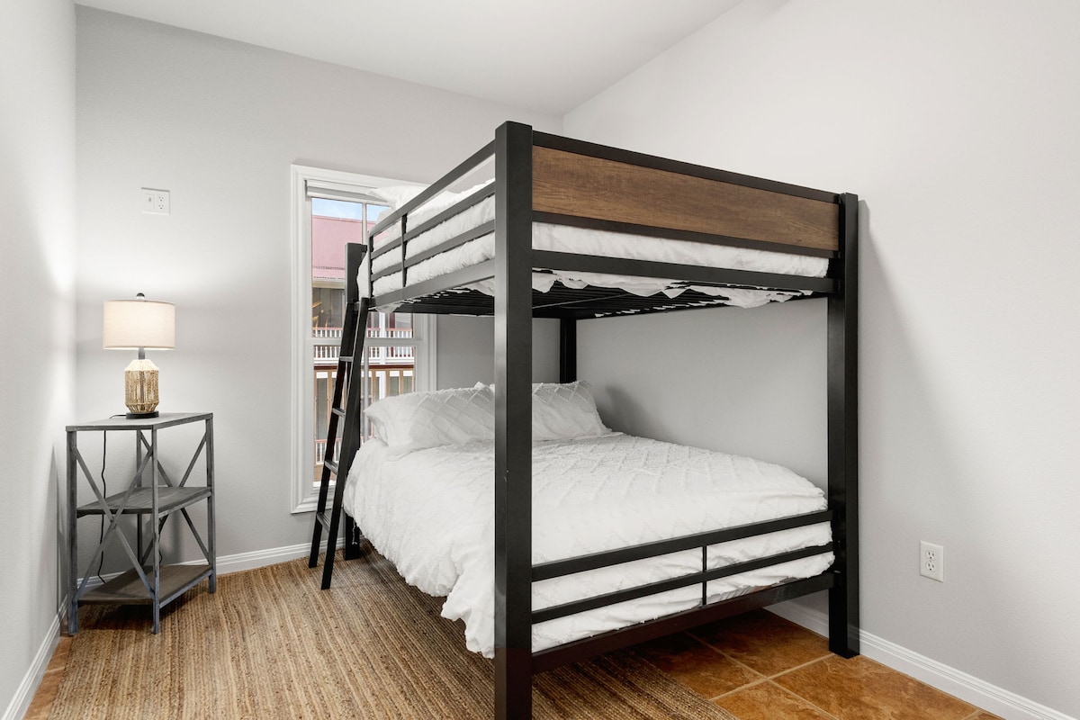 Vitanda rahisi, vya starehe vya ghorofa kwa ajili ya ukaaji wa kupumzika.