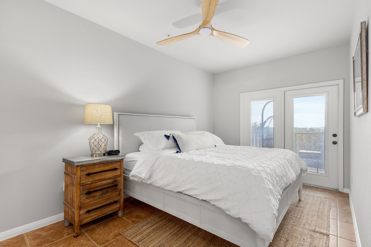 Chumba angavu chenye roshani yenye utulivu.