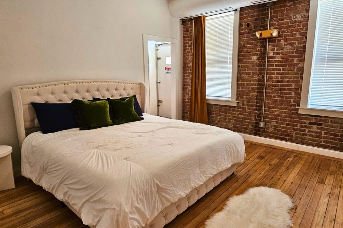 Manželská posteľ s priechodným šatníkom a retro štýlom