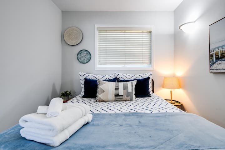 Нежните бранови и златната светлина ви го започнуваат денот