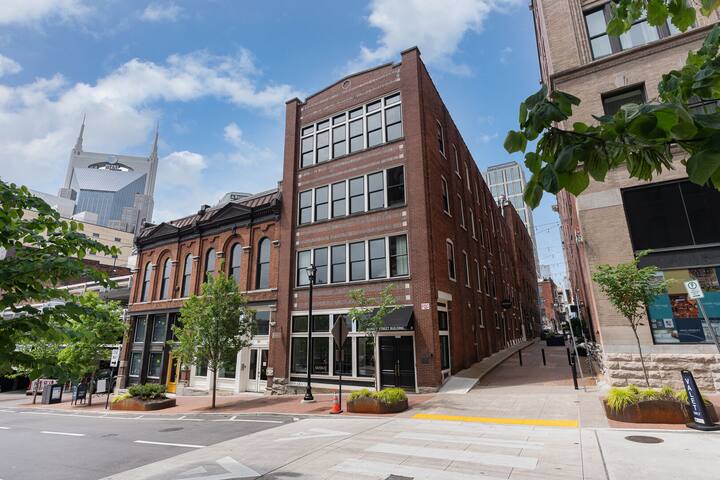 Backstage Jam – 2 Units – Walk to Broadway gallery image 5