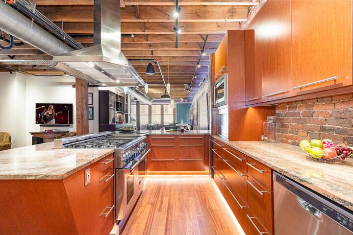 Backstage Jam – 2 Units – Walk to Broadway gallery image 2