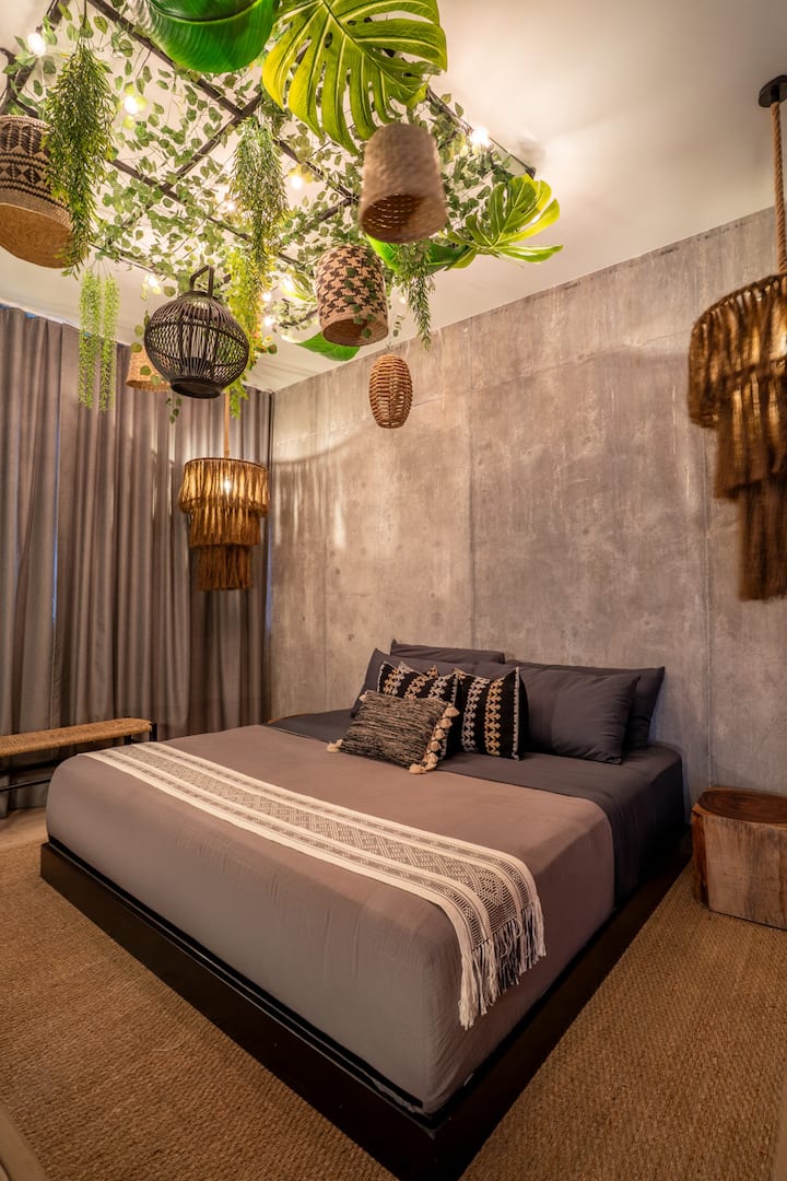 Refúgiate en este dormitorio acogedor y sofisticado, donde las texturas cálidas, la iluminación artesanal y la decoración elegante crean el entorno perfecto para noches de descanso.