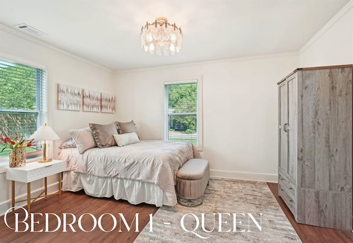 בחדר שינה 1 יש מיטת קווין סייז מפנקת ואחסון בשפע - המקום המושלם שלכם.