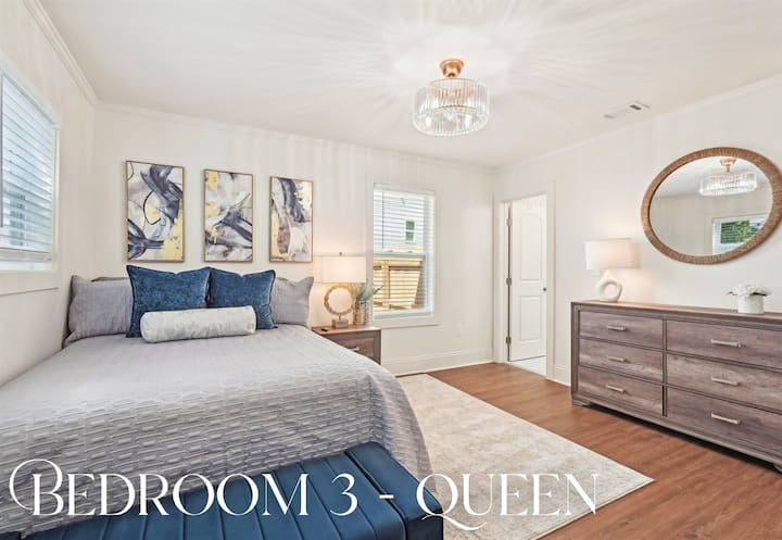 בחדר השינה 3 יש מיטת קווין סייז נוחה ועיצוב רך ושלו - מרחב מרגיע נוסף לטעון מצברים.