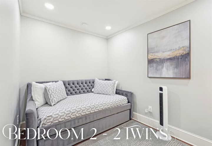 בחדר השינה 2 יש שתי מיטות נפרדות, מושלמות לאורחים או לקטנטנים. כל כך מתוק ופונקציונלי!