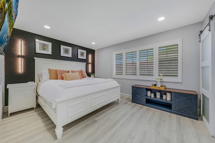 ห้องพักให้ความรู้สึกเงียบสงบเป็นระเบียบและน่าอยู่ การผสมผสานของโทนสีกลางที่อ่อนนุ่มกับองค์ประกอบที่เน้นสีเข้มและแสงที่พิถีพิถันสร้างสภาพแวดล้อมที่หรูหราแต่อบอุ่น