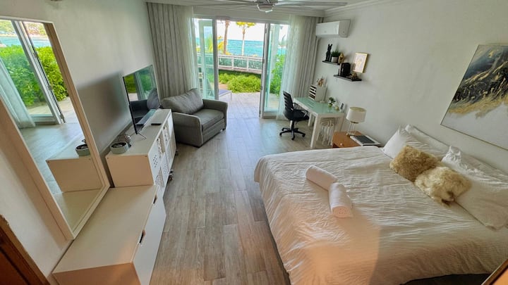 Dormitorio principal con vista al mar, baño en suite que conecta con la terraza privada.