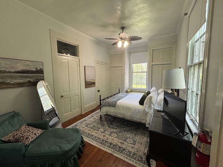 chambre à coucher avec lit queen size et salle de bain attenante