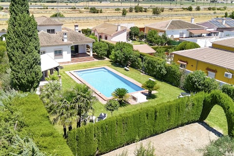 Propiedad de Airbnb exitosa: Villa B & G Pool Relax Gardens en Antequera