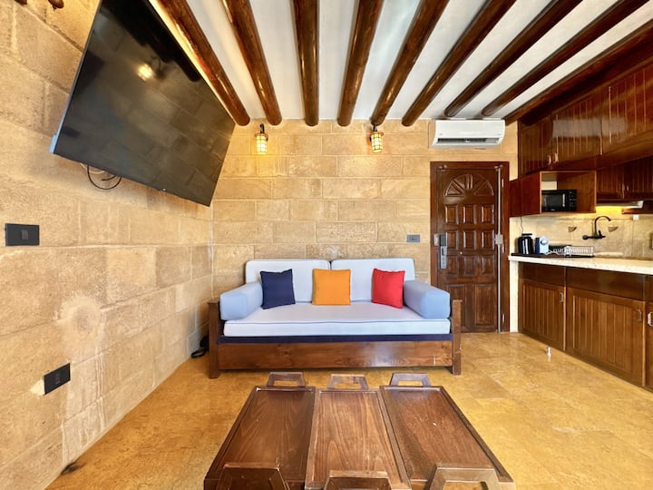 Olohuoneessa on 65 tuuman älytelevisio kaikkia suoratoistotarpeitasi varten