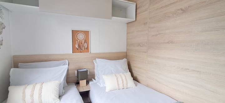 חדר שינה מואר עם עיצוב נקי