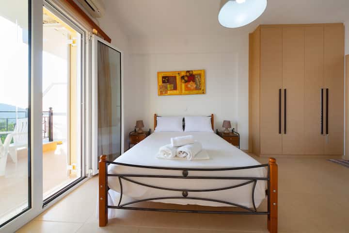 سرير مزدوج مع بياضات ناعمة وإمكانية الوصول إلى الشرفة
غرفة نوم مريحة وجيدة التهوية مصممة للاسترخاء والنوم المريح.