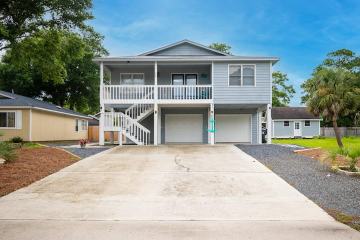 La Isla Bonita: Dog-friendly Home With Spacious - Oak Island, NC
